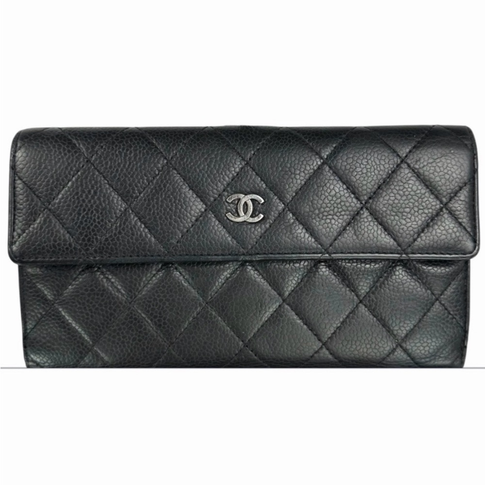 CHANEL Caviar Leather Quilted Wallet (on chain)